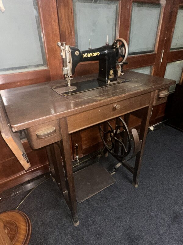 Vintage Dürkopp 108 K Treadle Sewing Machine with Original Wooden Table & Cast-Iron Pedal Base