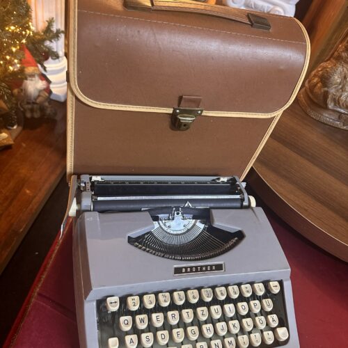Vintage Brother Portable Manual Typewriter – German QWERTZ Keyboard – Grey – Original Carrying Case